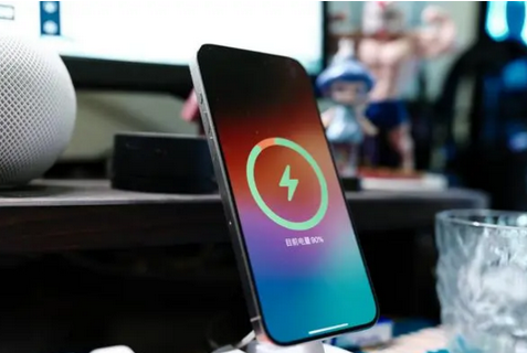 正镶白苹果15换屏服务分享用什么充电器给iPhone15充电更好 